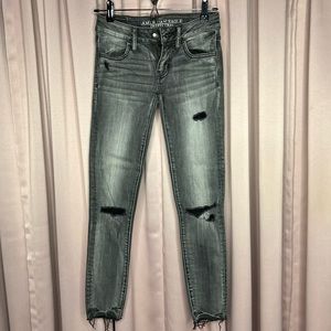 AE distressed jegging pant